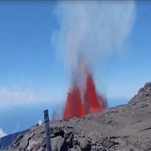 سياح ينجون بأعجوبة من بركان ثار على مقربة منهم