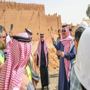 أمير حائل يتفقد مشروع المنطقة المركزية ويطّلع على الأعمال الإنشائية ونسب الإنجاز