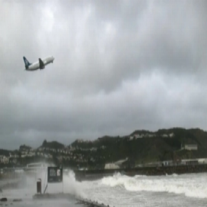 عاصفة عنيفة تشلّ شمال نيوزيلندا.. انقطاع للكهرباء وتعليق الرحلات الجوية