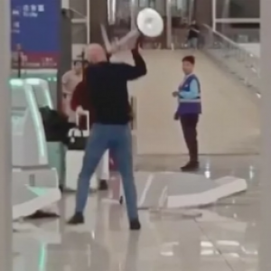 اعتقال بريطاني بعد موجة تخريب داخل أحد أكثر مطارات آسيا ازدحاماً