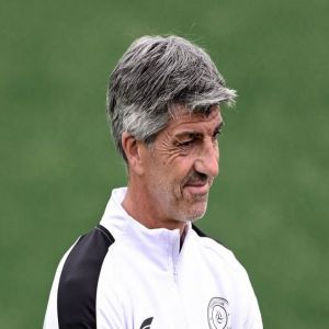 الشباب يعلن رحيل مدربه ألغواسيل رسميًا