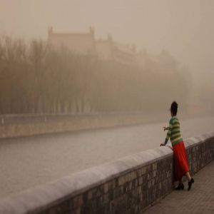 الصين تصدر تحذيراً من رياح قوية وعواصف رملية