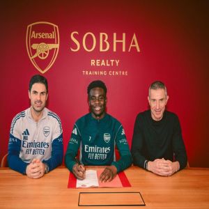 أرسنال يُحصّن نجمه "ساكا" بعقد طويل الأمد