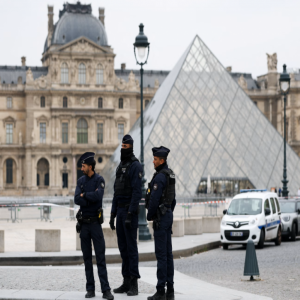متحف اللوفر.. إضرابات وأعطال واحتيالات تهز أيقونة باريس