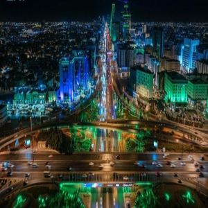 أمانة الرياض تزين طرق وميادين العاصمة بأكثر من 5 آلاف إنارة جمالية احتفاءً بيوم التأسيس