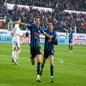 أتالانتا يقلب الطاولة ويهزم نابولي بثنائية