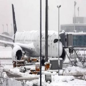 الثلوج تجبر مئات الركاب على المبيت داخل طائراتهم في مطار ميونخ