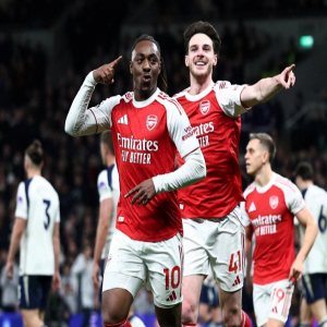 ثنائية إيزي أمام توتنهام تعيد أرسنال إلى المسار الصحيح