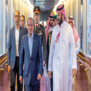 رئيس جمهورية مصر يصل إلى جدة وسمو ولي العهد في مقدمة مستقبليه