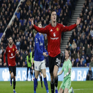 مانشستر يونايتد يحقق فوزاً ثميناً على إيفرتون