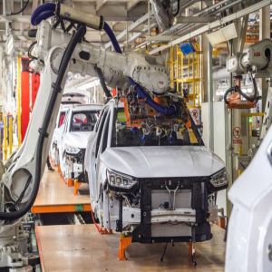 قاهر تيسلا.. مصنع في الصين ينتج سيارة كل 60 ثانية