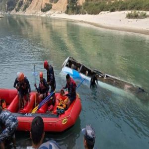 مصرع 18 شخصًا وإصابة 27 آخرين في سقوط حافلة بنهر وسط نيبال