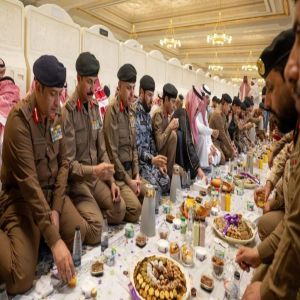 نائب أمير مكة المكرمة يشارك رجال الأمن والجهات المشاركة في خدمة ضيوف الرحمن طعام الإفطار ‏في المسجد الحرام