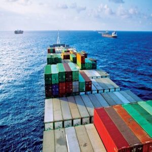 عاصفة الرسوم الأمريكية تترك تداعيات واسعة على التجارة العالمية