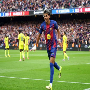 أول ثلاثية ليامال تضع برشلونة في القمة