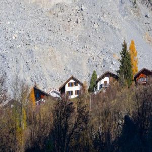 نجاة عائلة من انهيار أرضي ضخم دمر منزلها ببريطانيا