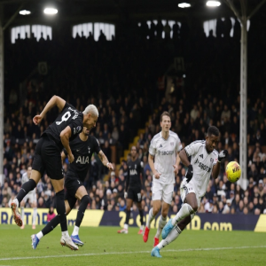 توتنهام المتعثر يخسر أمام مضيفه فولهام