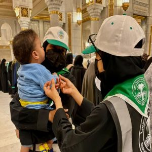 في حضن الكشافة.. أطفال المعتمرين يجدون الأمان بين أيدي فتيان الوطن بالحرم المكي