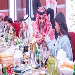 نائب أمير منطقة تبوك يشارك الأيتام إفطارهم