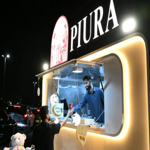 عربات الطعام المتنقلة تستقطب المتسوقين خلال شهر رمضان الكريم