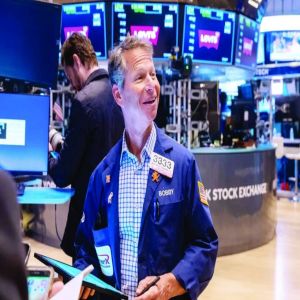 الأسهم العالمية تلتقط أنفاسها بعد سقوط حر