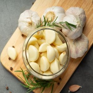 هيئة الغذاء والدواء تحذر من تعارض الثوم مع أدوية الضغط والسكري ومضادات التخثر