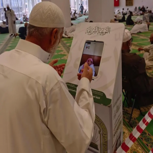 وزارة الشؤون الإسلامية تُفعّل خدمة "الاتصال المرئي" للإجابة على استفسارات ضيوف الرحمن