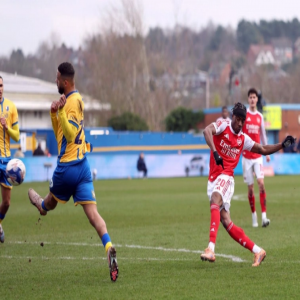 إيزي يُنقذ أرسنال من فخ مانسفيلد ويقوده لربع نهائي كأس الاتحاد الإنجليزي