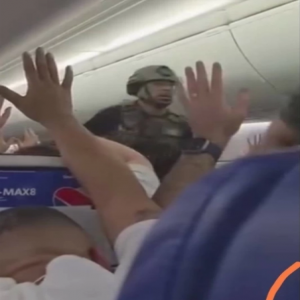 تهديد أمني يجبر طائرة أمريكية على الهبوط الاضطراري