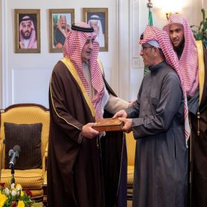 أمير منطقة تبوك يسلّم وثائق تملّك الوحدات السكنية للمستفيدين من تبرّع سمو ولي العهد