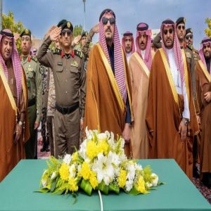 أمير منطقة القصيم يرفع سارية العلم في ميدان التوحيد احتفاءً بيوم العلم