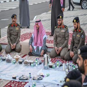 نائب أمير حائل يشارك رجال الأمن إفطارهم الرمضاني في الميدان ويدشّن المسيرة الأمنية بمناسبة يوم العلم
