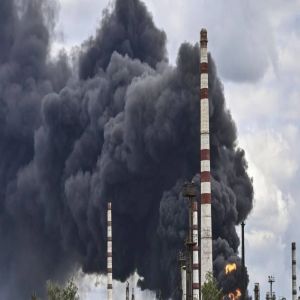 روسيا.. المسيرات الأوكرانية تصيب مصفاة نفط رئيسية وميناء مهماً