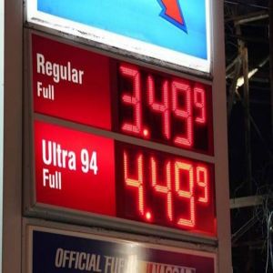 3.70 دولارات متوسط سعر غالون البنزين بأميركا بزيادة 24%