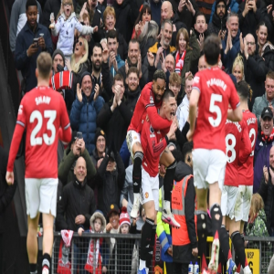 يونايتد يهزم أستون فيلا ويحكم قبضته على المركز الثالث