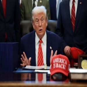 ترامب يطالب دول العالم بالمساهمة في تأمين مضيق هرمز