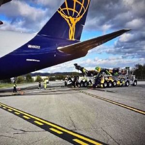 انحراف طائرة شحن في مطار بيرمينغهام الأمريكي