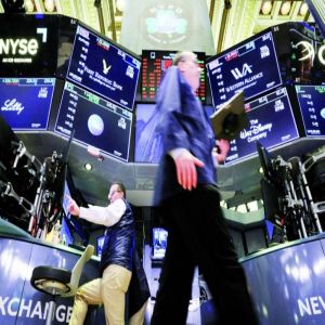 «وول ستريت» تعمق خسائرها بعد تثبيت الفائدة الأمريكية