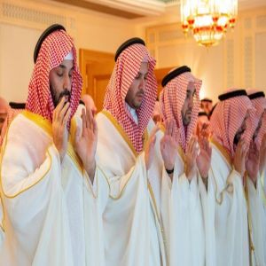 سمو ولي العهد يؤدي صلاة عيد الفطر المبارك في المسجد الحرام بمكة المكرمة