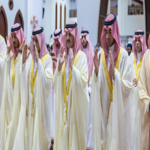 أمير المنطقة الشرقية يؤدي صلاة عيد الفطر مع جموع المصلين في مدينة الدمام