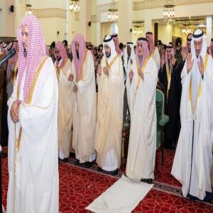 أمير منطقة تبوك يؤدي صلاة عيد الفطر مع جموع المصلين