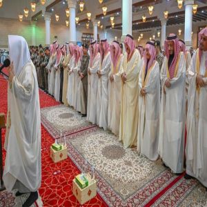 أمير منطقة حائل يؤدي صلاة عيد الفطر