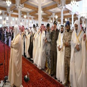 أمير منطقة عسير يؤدي صلاة عيد الفطر