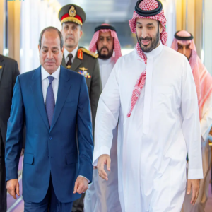 رئيس جمهورية مصر العربية يصل إلى جدة وسمو ولي العهد في مقدمة مستقبليه