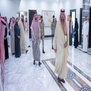 أمير منطقة الحدود الشمالية يتفقد منسوبي الإمارة المكلفين ويهنئهم بعيد الفطر