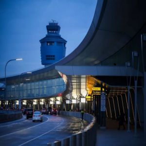 أمريكا.. توقف الرحلات في مطار لاغوارديا جراء "حادث" بين طائرة ومركبة