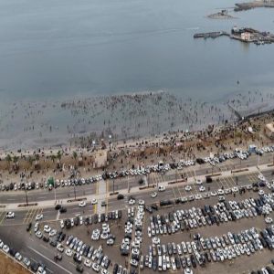 "شاطئ السباحة" بجازان يشهد كثافة في أعداد الزوار خلال أيام العيد