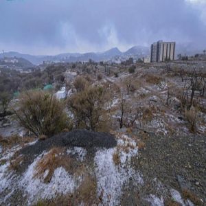 الباحة تشهد حالة مطرية غزيرة يكسو خلالها البَرَد شوارعها ومرتفعاتها