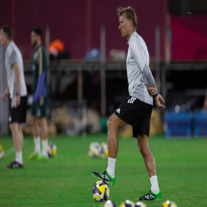 رينارد يفاضل بين ثلاثي لقيادة هجوم الأخضر أمام مصر