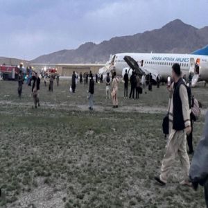 طائرة أفغانية تخرج عن المدرج أثناء هبوطها